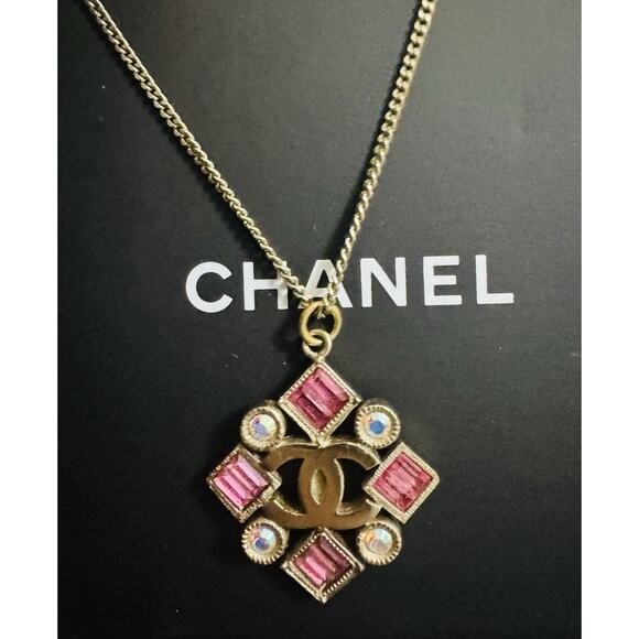 Chanel 2005P Crystal CC Logo Pendant Necklace Pink Stones Gold Tone - Picture 1 of 6